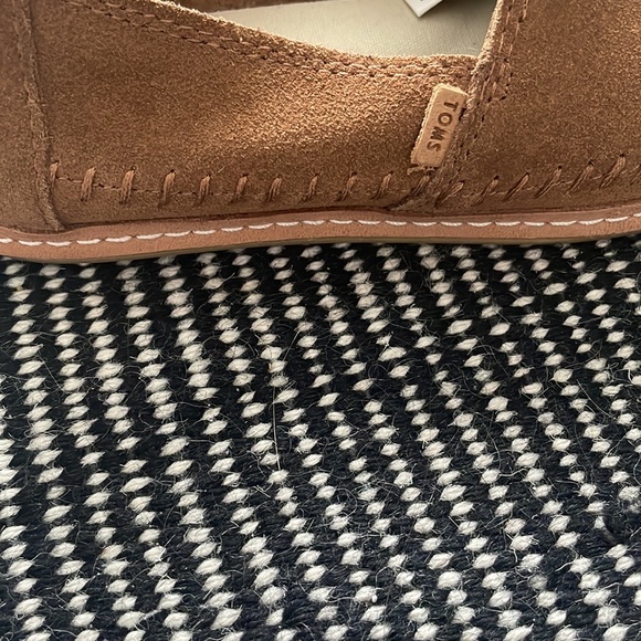 Toms Dark Amber Suede Classic Slip on New! - Picture 5 of 7